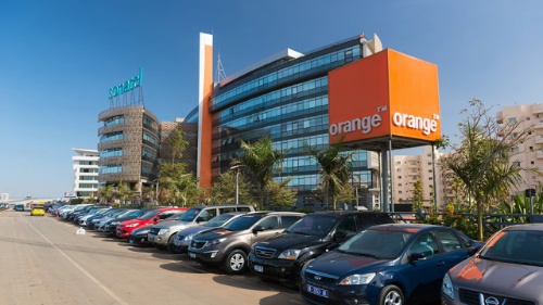 Bâtiment moderne du siège de Sonatel à Dakar illustrant le rôle du groupe dans les télécommunications en Afrique de l’Ouest.